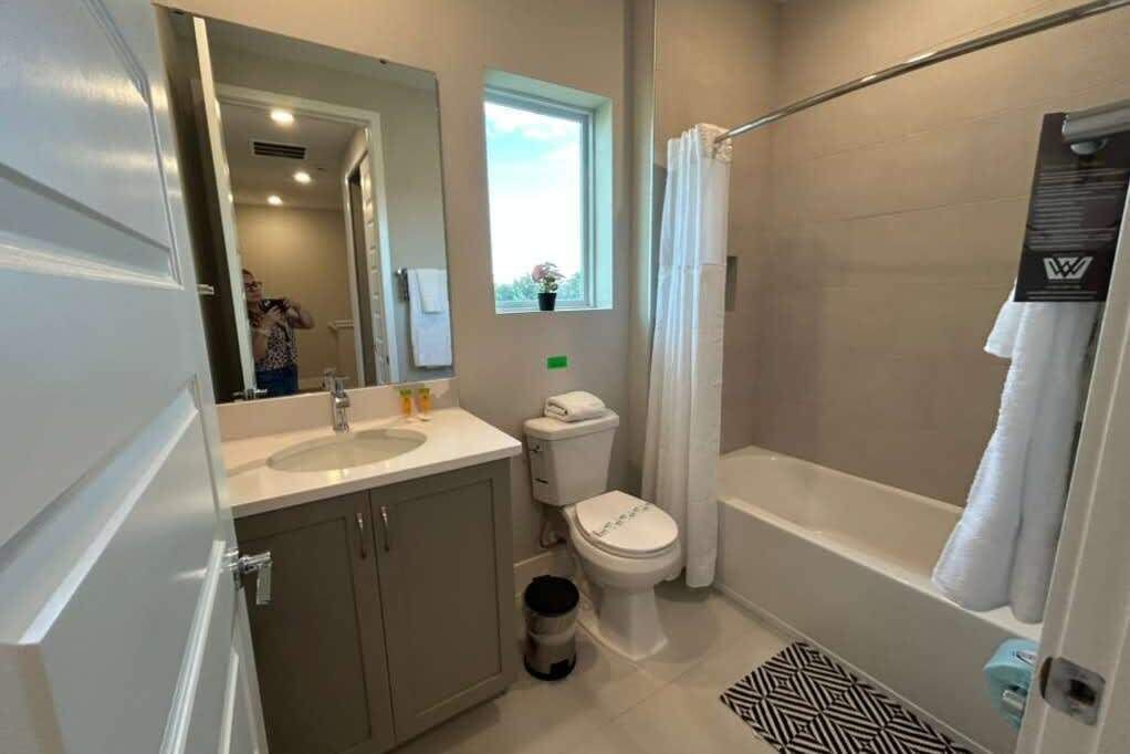 A bathroom with a toilet, sink, and bathtub.