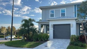 3 bedrooms, desk, Internet - Modern 3Bd End Unit With Garage Water View 7904 (Kissimmee)