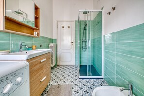 Shower, bidet, towels - GuestHost - Cozy 77 sqm apartment, perfect for up to 4 people, located on the third floor of a building without an elevator.The property is located in a residential neighborhood of Perugia, well-served and equipped with all major amenities. Its strategic (Perugia)