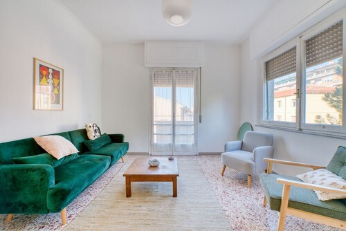 GuestHost - Cozy 77 sqm apartment, perfect for up to 4 people, located on the third floor of a building without an elevator.The property is located in a residential neighborhood of Perugia, well-served and equipped with all major amenities. Its strategic