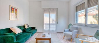 GuestHost - Cozy 77 sqm apartment, perfect for up to 4 people, located on the third floor of a building without an elevator.The property is located in a residential neighborhood of Perugia, well-served and equipped with all major amenities. Its strategic