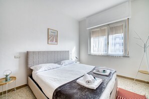 2 habitaciones y tabla de planchar con plancha 
