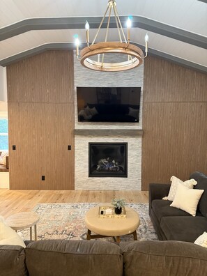 TV connectée, cheminée, livres