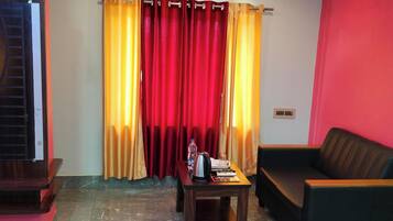 Habitación básica, vistas a la ciudad | Espacio para trabajar con un portátil, wifi gratis, ropa de cama