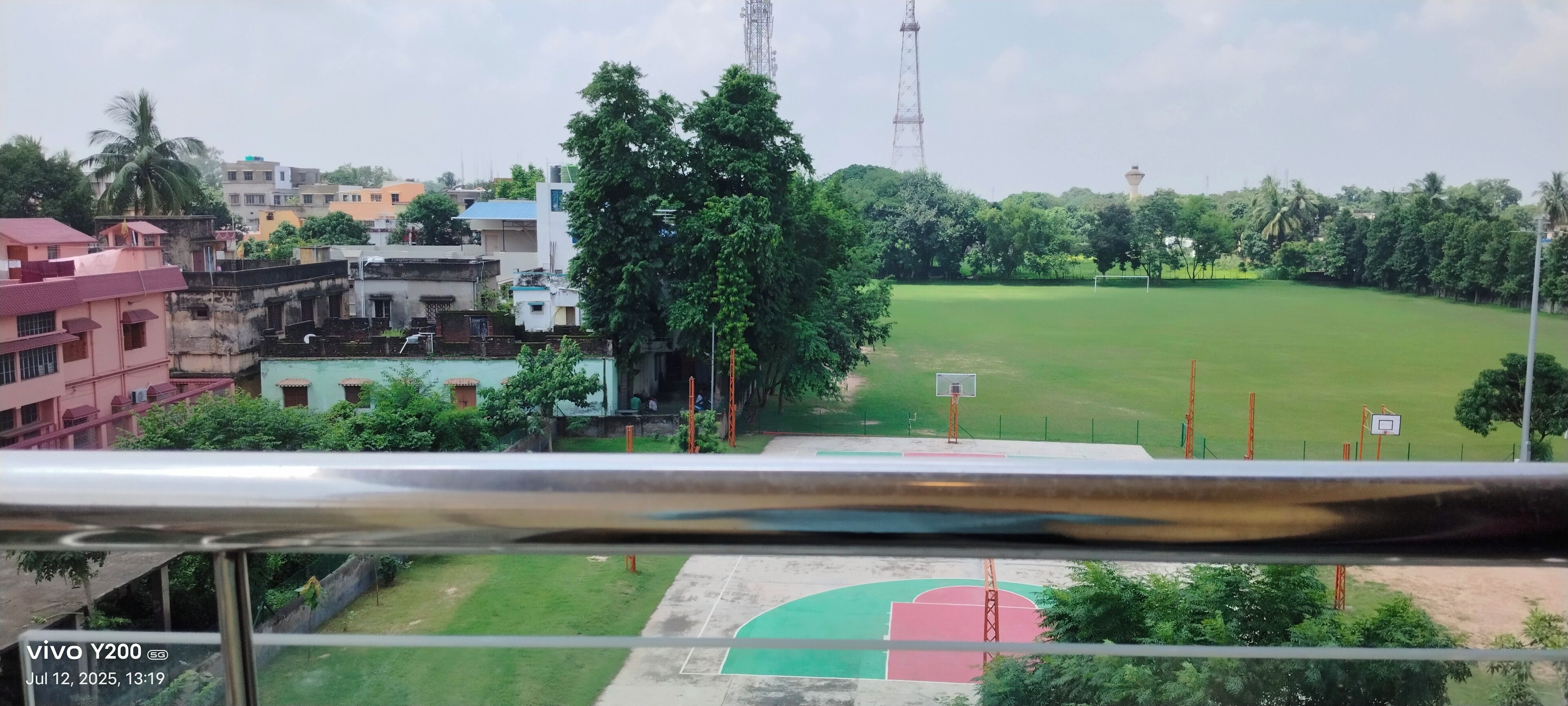 مساحة عمل للكمبيوتر المحمول وواي فاي مجانًا وملاءات أسرّة