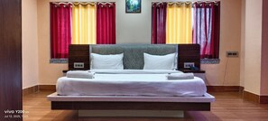 Quarto casal luxo, vista para a cidade | Espaço de trabalho para notebook, Wi-Fi de cortesia, roupa de cama