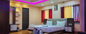 Quarto casal luxo, vista para a cidade | Espaço de trabalho para notebook, Wi-Fi de cortesia, roupa de cama