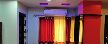 Espacio para trabajar con laptop, wifi gratis y ropa de cama 