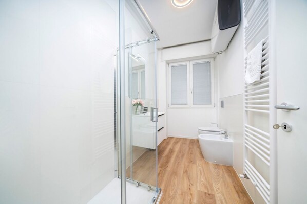Shower, bidet, towels