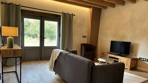 Unclassified image, 2 of 33, button - Cozy Ecological Cottage in Sologne Bourbonnaise, Pets Allowed, Parking (Thiel-sur-Acolin)