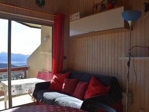 TV - Bright studio with mezzanine for 4 guests in Font-Romeu (Font-Romeu-Odeillo-Via)