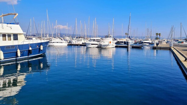 A marina with multiple boats docked in calm waters under a clear blue sky. - Peaceful studio with pool in Cavalaire (Cavalaire-sur-Mer)