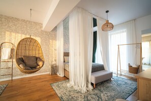 Tabla de planchar con plancha, wifi y ropa de cama