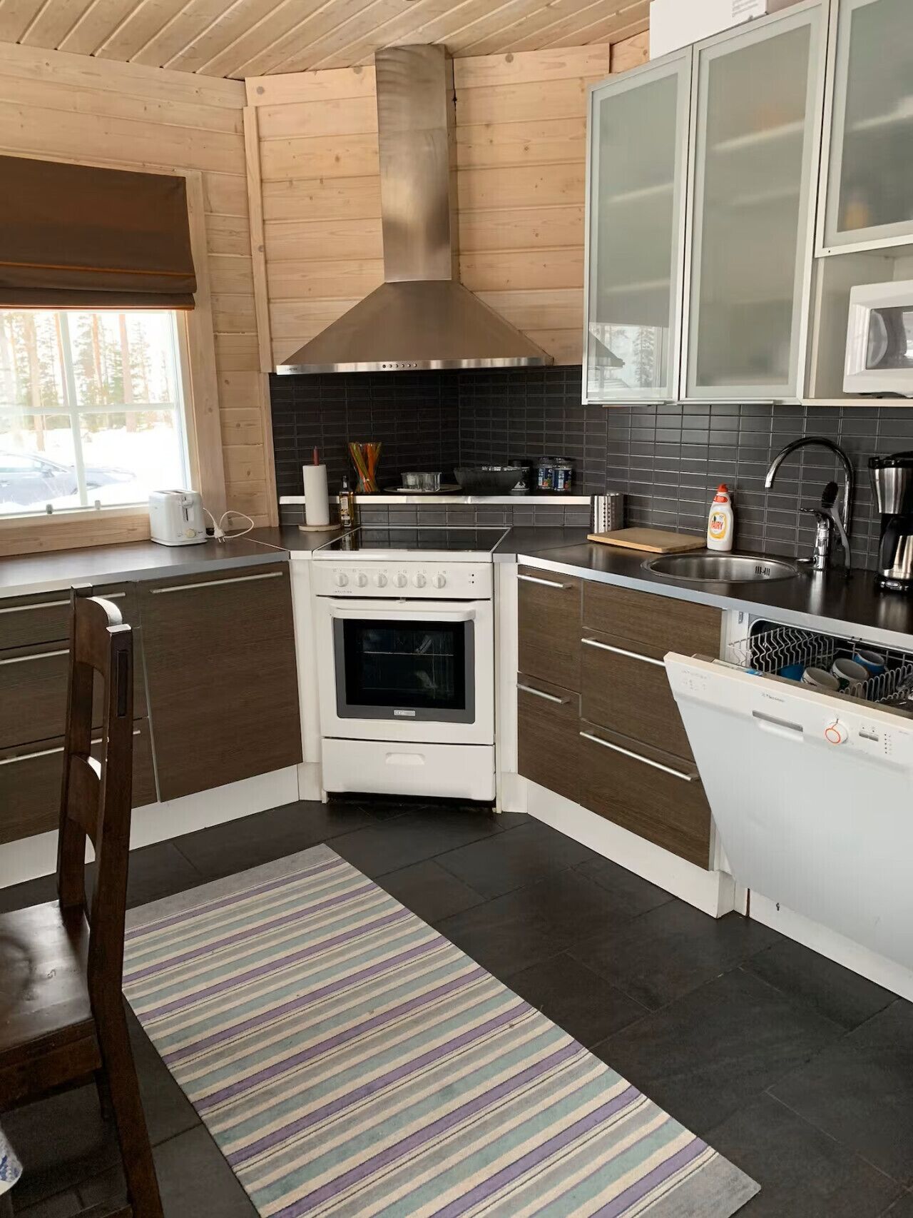 Jääkaappi, mikroaaltouuni, uuni, liesi