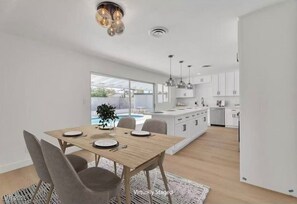 Dining - Beautiful 4-bedroom house with AC in enchanting Las Vegas (Las Vegas)