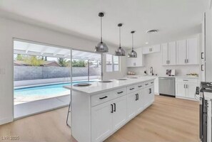 Private kitchen - Beautiful 4-bedroom house with AC in enchanting Las Vegas (Las Vegas)