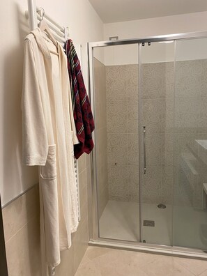 Dusche, Haartrockner, Handtücher