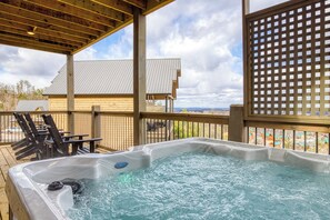 Outdoor spa tub - Close to Downtown Pigeon Forge and Dollywood with Panoramic Mountain Views (Sevierville)