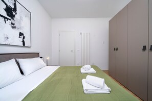 2 habitaciones y tabla de planchar con plancha 