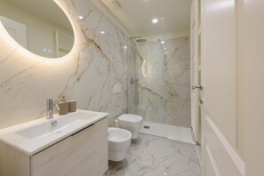Doccia, bidet, asciugamani, shampoo