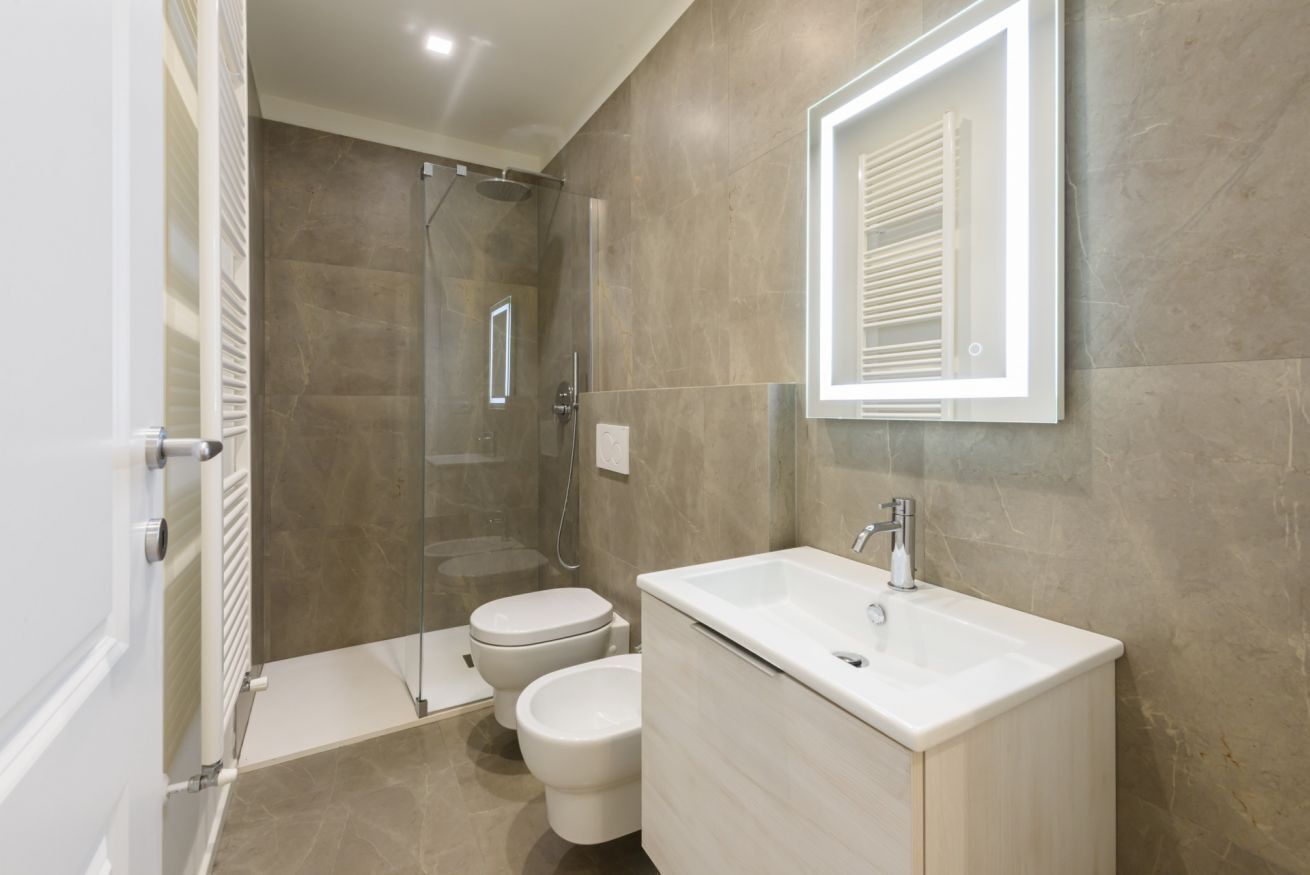 Dusche, Bidet, Handtücher, Shampoo