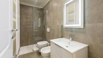 Dusche, Bidet, Handtücher, Shampoo