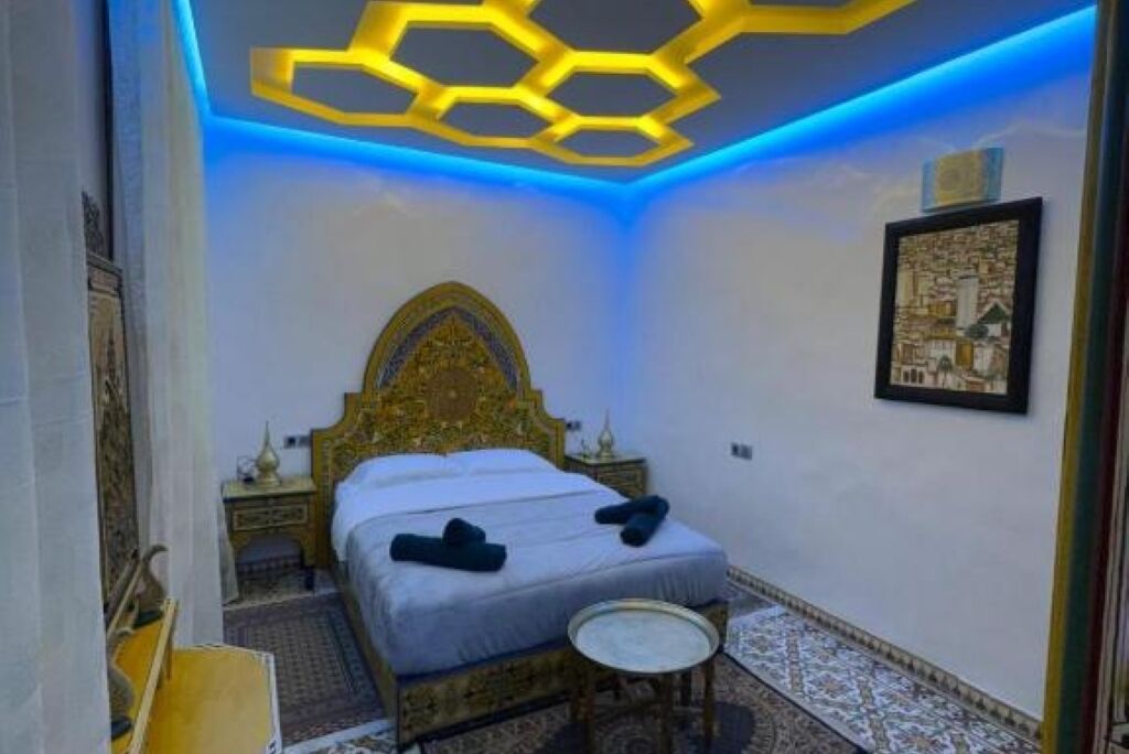 Tabla de planchar con plancha, wifi y ropa de cama 