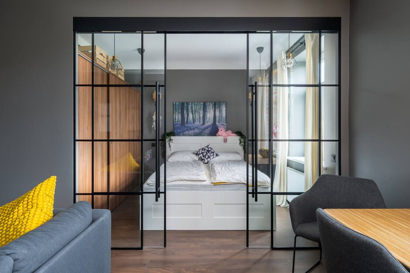 Escritorio, tabla de planchar con plancha, wifi y ropa de cama 