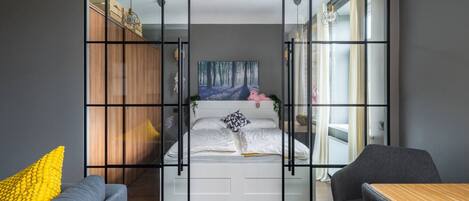 Escritorio, tabla de planchar con plancha, wifi y ropa de cama