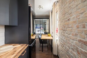 Een bureau, een strijkplank/strijkijzer, wifi, beddengoed