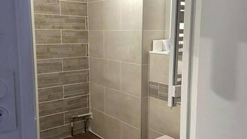 Dusche, Haartrockner, Seife, Toilettenpapier