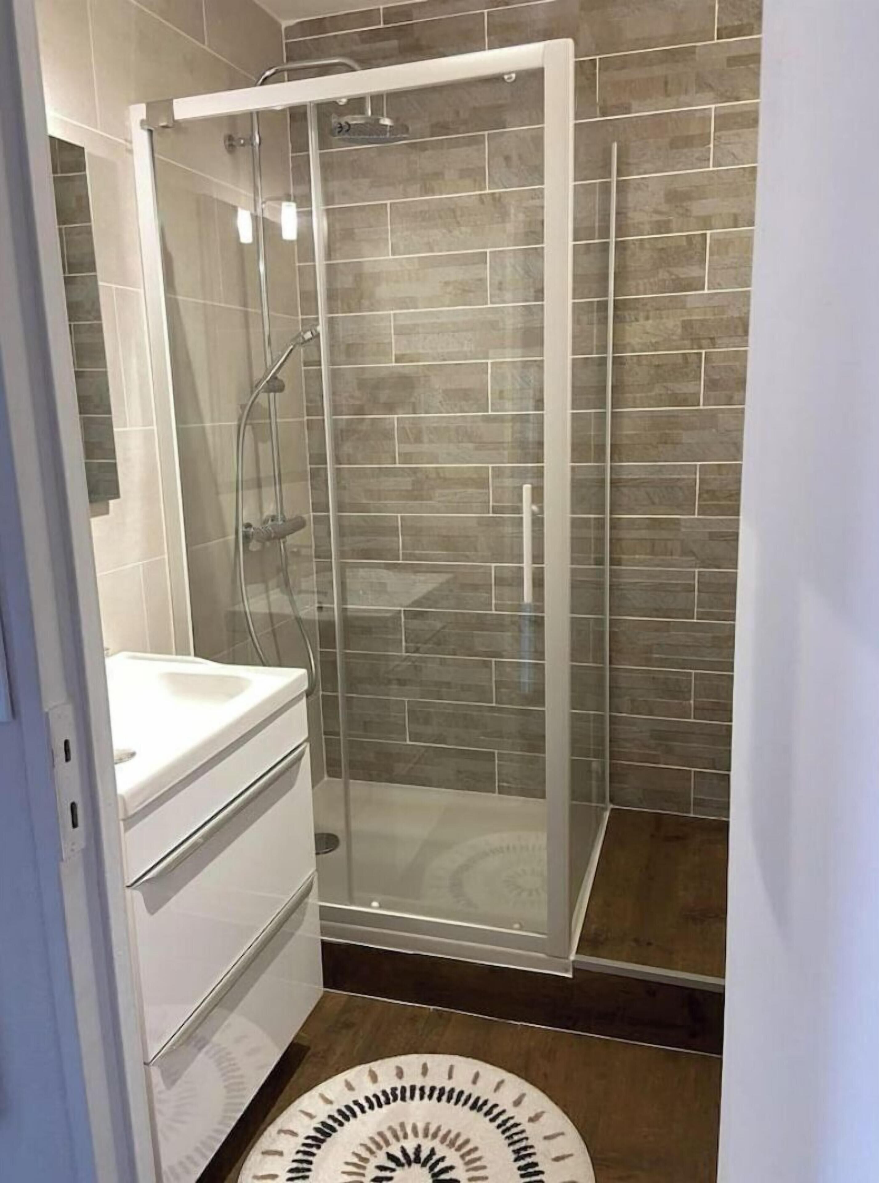 Dutxa, assecador de cabells, sabó i paper higiènic 