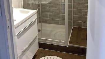 Dutxa, assecador de cabells, sabó i paper higiènic