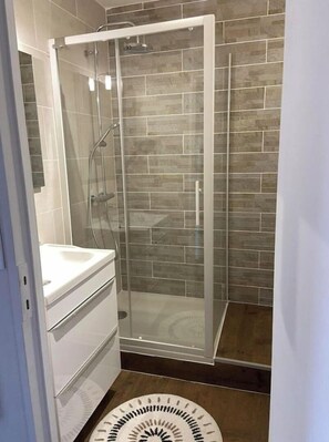 Shower, hair dryer, soap, toilet paper - Superb studio in residence with swimming pool (Les Rousses)