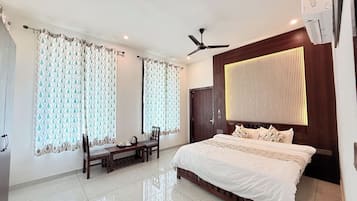 Deluxe Room, Garden View | Desk, free WiFi