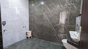 Shower, hair dryer, soap, shampoo - Uday Horizon Resort (Nedaliya)