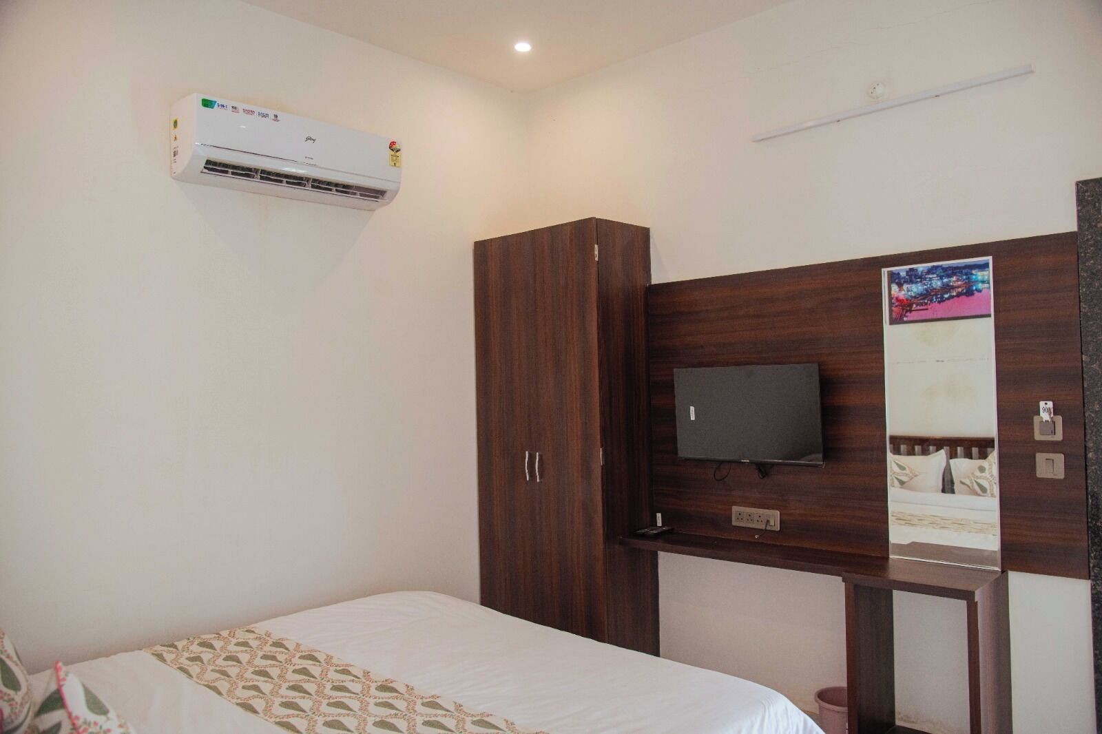 办公桌、免费 WiFi