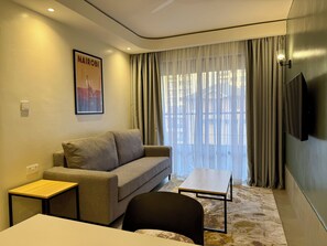 Suite | Living area | 43-inch Smart TV with digital channels - Kozi Wilson Airport (Nairobi)
