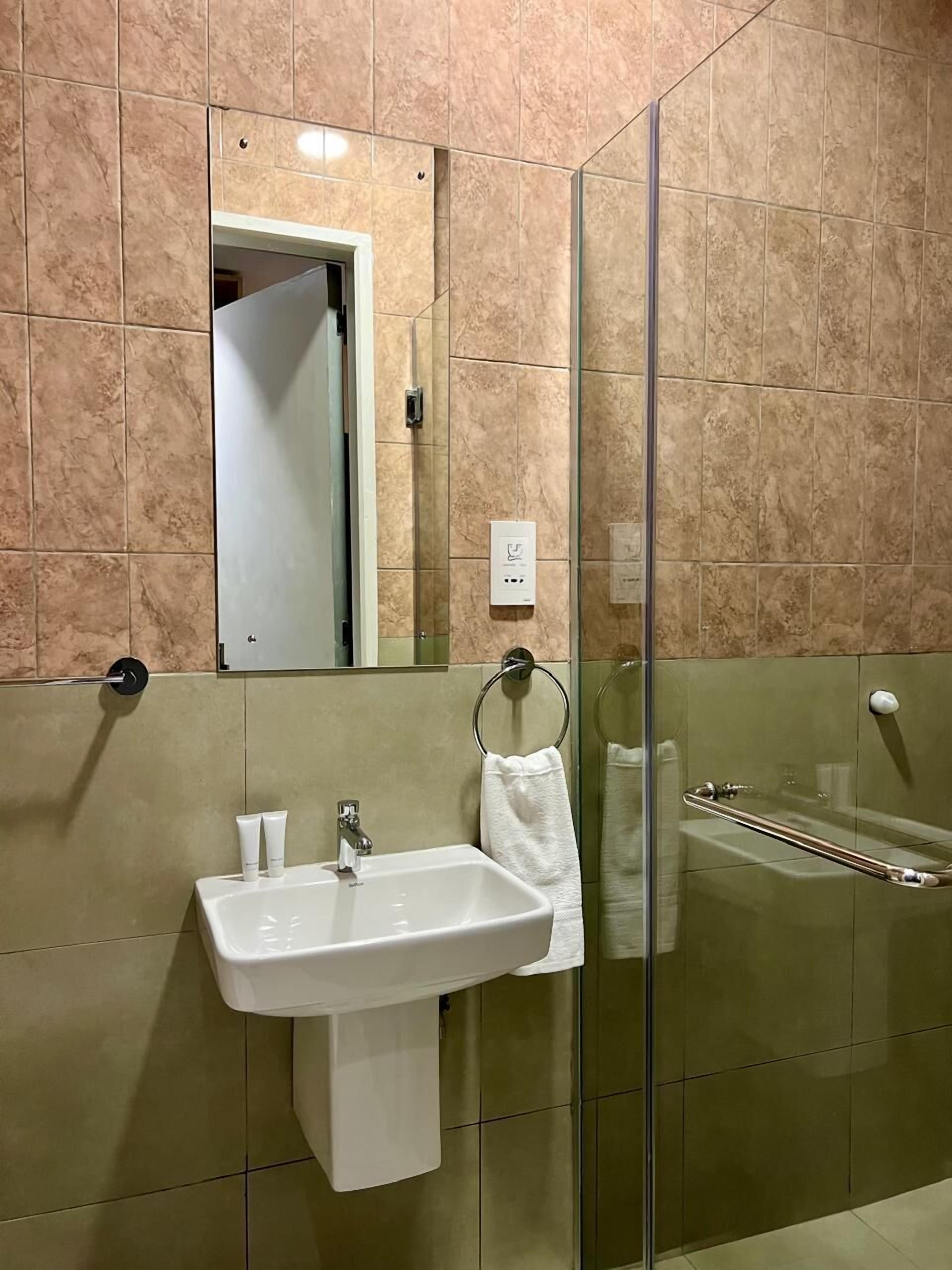 Estúdio | Banheiro | Chuveiro, produtos de toalete grátis, toalhas de banho, sabonete