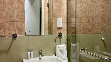 Estúdio | Banheiro | Chuveiro, produtos de toalete grátis, toalhas de banho, sabonete