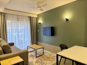 Suite | Living area | 43-inch Smart TV with digital channels - Kozi Wilson Airport (Nairobi)