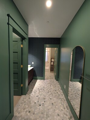 파노라믹 스위트, 시내 전망 | 욕실 | 샤워기/욕조 결합, 헤어드라이어, 타월, 비누