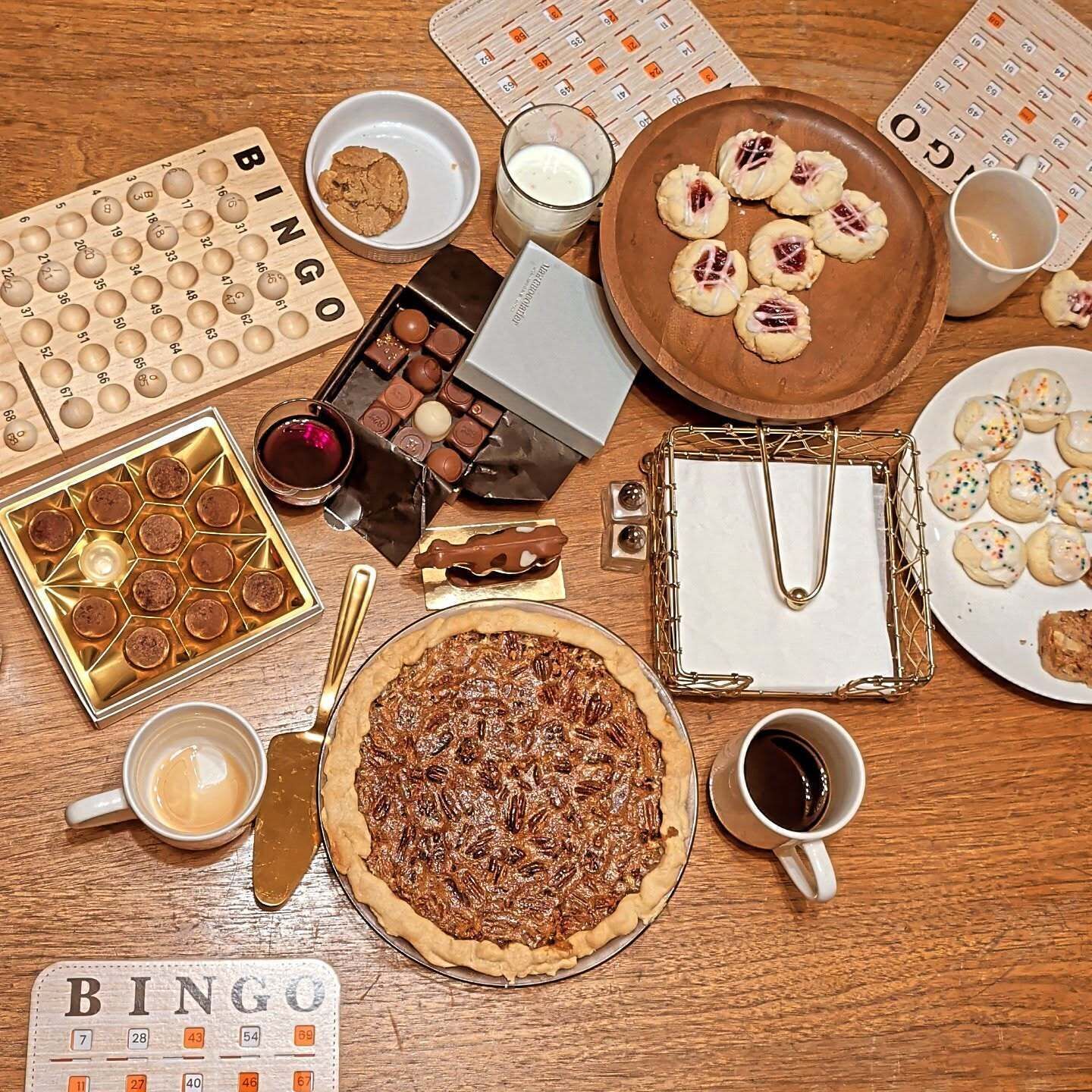 Ein Tisch mit Speisen, einem Bingo-Spiel und einem Kuchen.