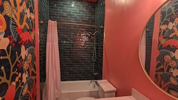 Grand-sviitti, kaupunkinäköala | Kylpyhuone | Suihkun ja ammeen yhdistelmä, hiustenkuivaaja, pyyhkeet, saippua