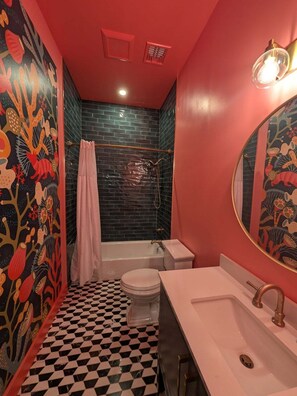 Grand-sviitti, kaupunkinäköala | Kylpyhuone | Suihkun ja ammeen yhdistelmä, hiustenkuivaaja, pyyhkeet, saippua