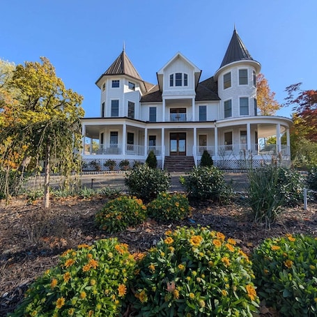 Exterior. Parkway House Goshen Family-Friendly Bed & Breakfast