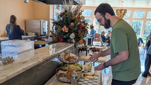 Un buffet proposant une variété de plats et agrémenté d’un centre de table décoratif.