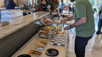 Bao gồm bữa sáng tự phục vụ hàng ngày