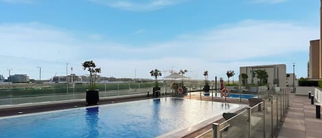 Una piscina al aire libre