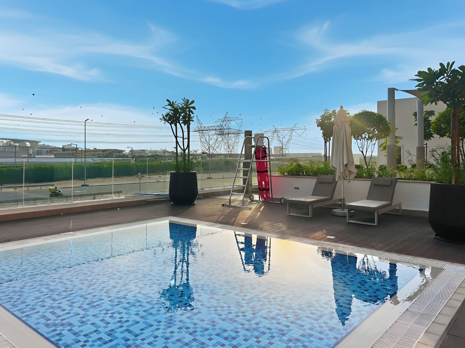 Una piscina al aire libre